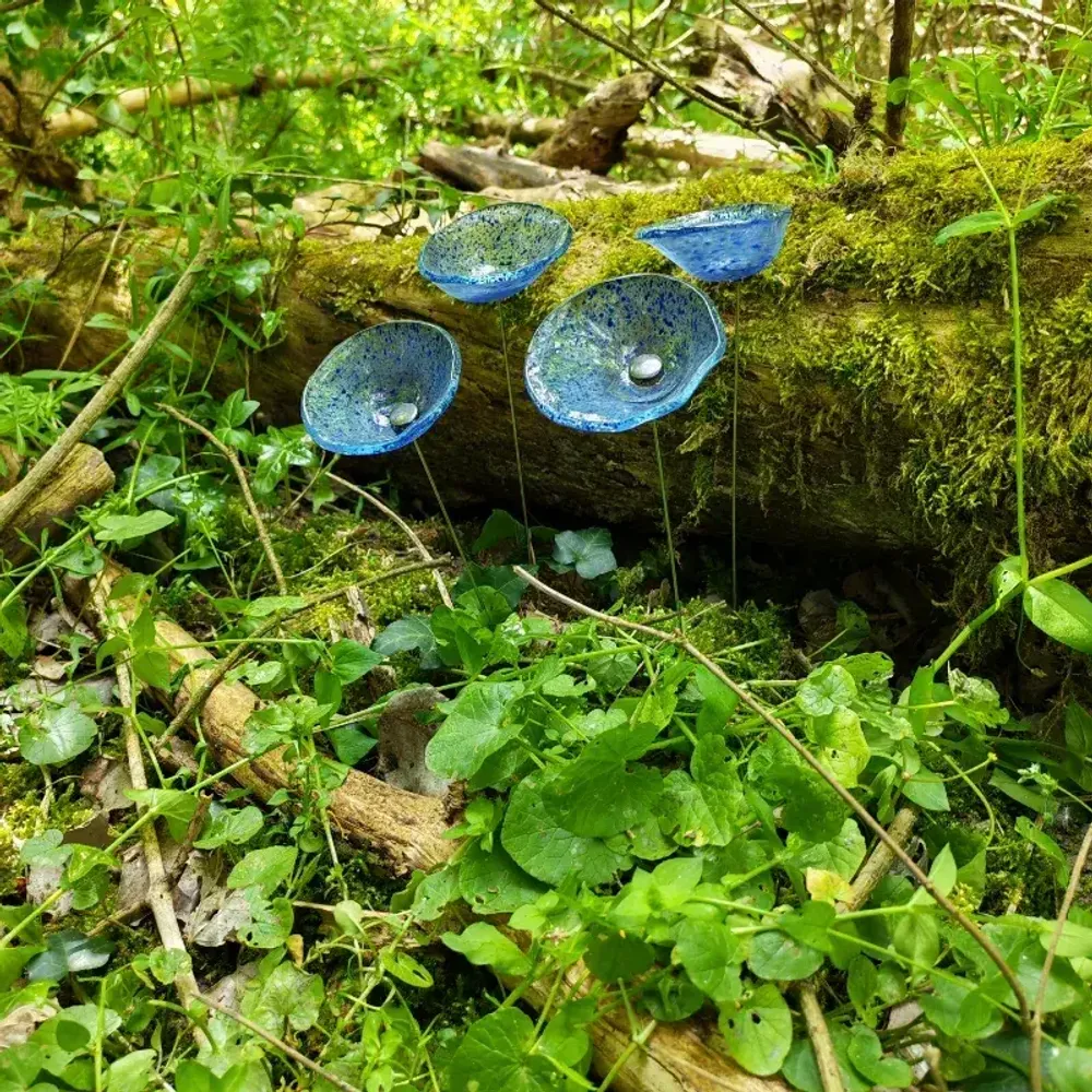 Décorations florales - Fleur de calebasse en verre de taille moyenne pour l'extérieur de couleur bleu foncé transparent avec tige en acier inoxydable de 43 cm. - CARNEOL GLASS