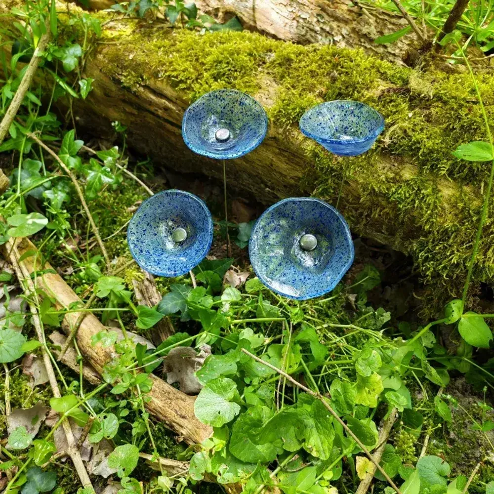Décorations florales - Fleur de calebasse en verre de taille moyenne pour l'extérieur de couleur bleu foncé transparent avec tige en acier inoxydable de 43 cm. - CARNEOL GLASS
