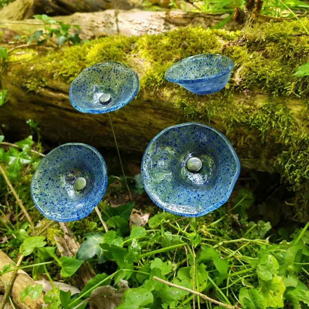 Décorations florales - Fleur de calebasse en verre de taille moyenne pour l'extérieur de couleur bleu foncé transparent avec tige en acier inoxydable de 43 cm. - CARNEOL GLASS