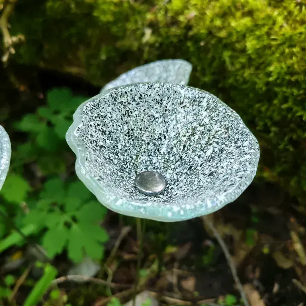 Décorations florales - Fleur de calebasse en verre de taille moyenne pour l'extérieur de couleur transparent-blanc-noir avec tige en acier inoxydable de 43 cm. - CARNEOL GLASS