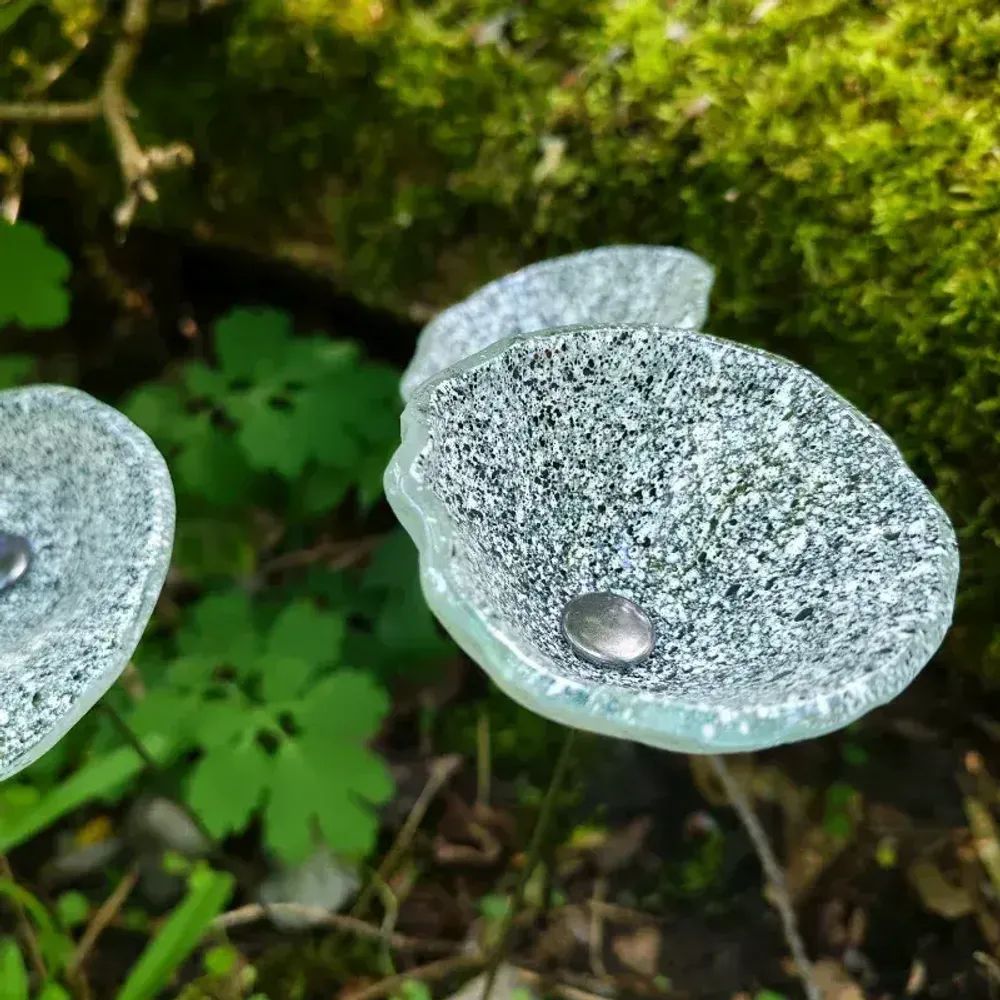 Décorations florales - Fleur de calebasse en verre de taille moyenne pour l'extérieur de couleur transparent-blanc-noir avec tige en acier inoxydable de 43 cm. - CARNEOL GLASS