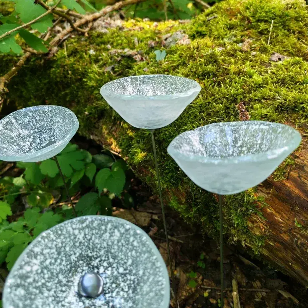 Floral decoration - Medium -sized glass calabel flower for outdoor in transparent-white colour with 43 cm stainless steel stem. - CARNEOL GLASS