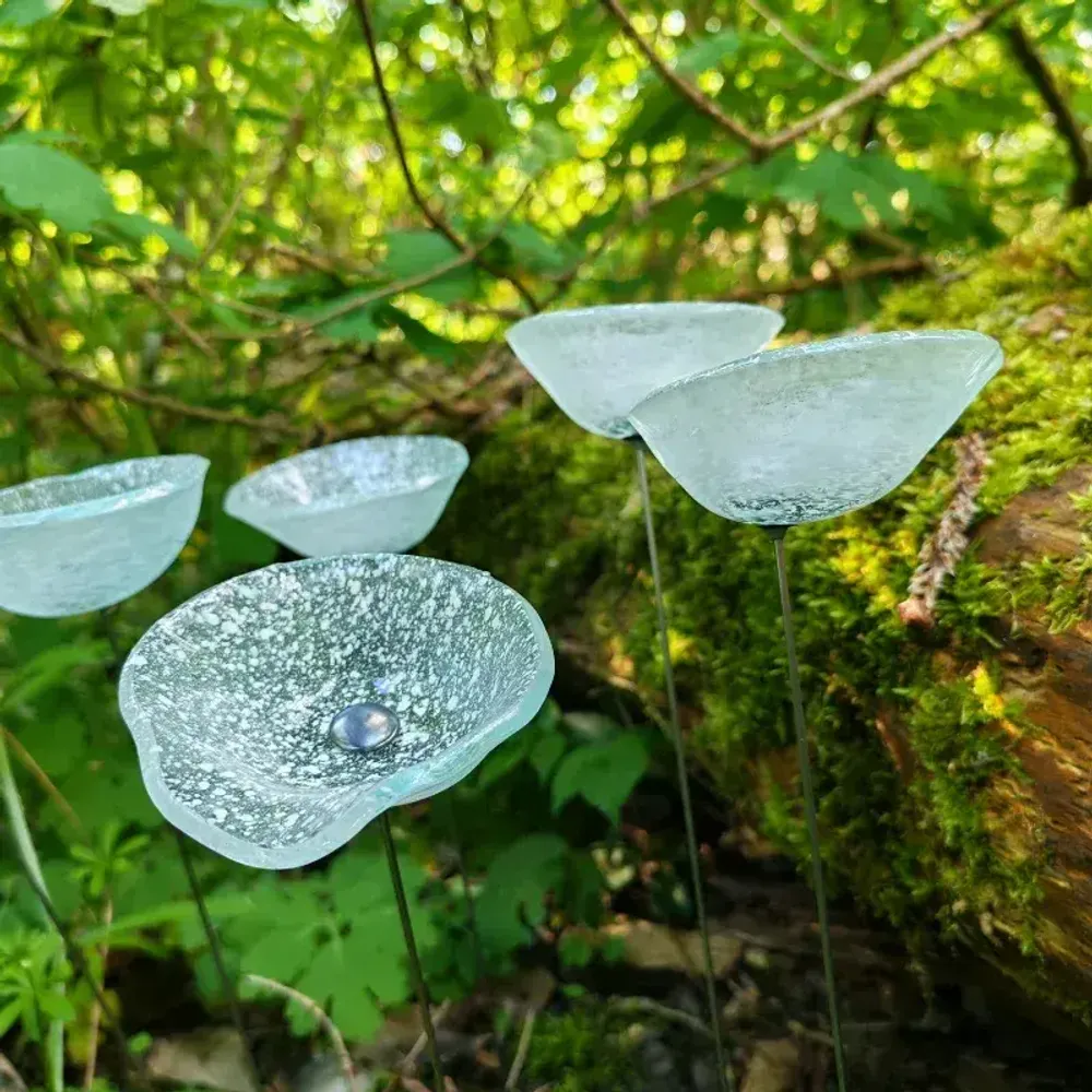 Floral decoration - Medium -sized glass calabel flower for outdoor in transparent-white colour with 43 cm stainless steel stem. - CARNEOL GLASS