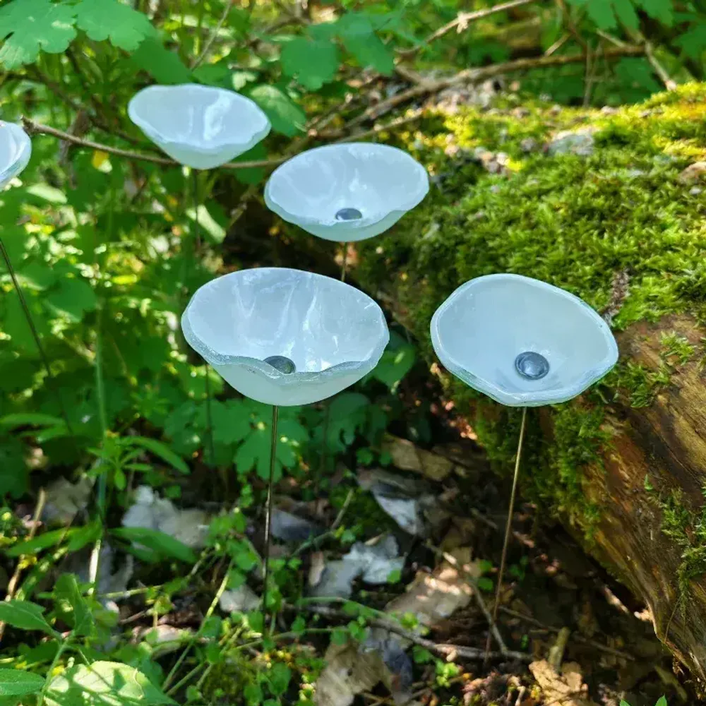 Décorations florales - Fleur de calebasse en verre de taille moyenne pour l'extérieur de couleur blanche avec tige en acier inoxydable de 43 cm. - CARNEOL GLASS