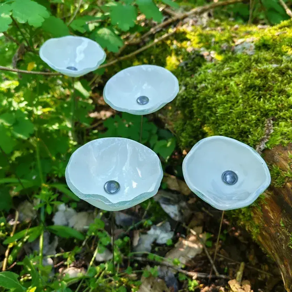 Décorations florales - Fleur de calebasse en verre de taille moyenne pour l'extérieur de couleur blanche avec tige en acier inoxydable de 43 cm. - CARNEOL GLASS