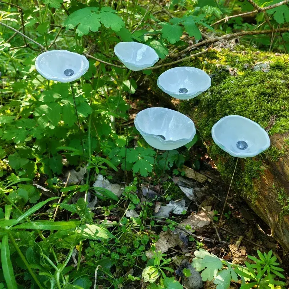 Décorations florales - Fleur de calebasse en verre de taille moyenne pour l'extérieur de couleur blanche avec tige en acier inoxydable de 43 cm. - CARNEOL GLASS