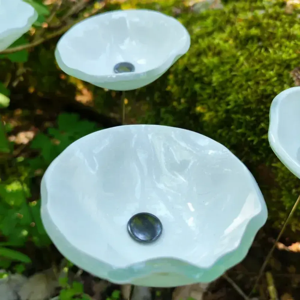 Décorations florales - Fleur de calebasse en verre de taille moyenne pour l'extérieur de couleur blanche avec tige en acier inoxydable de 43 cm. - CARNEOL GLASS