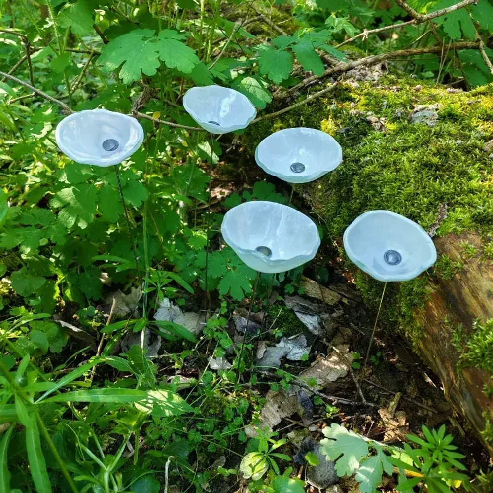 Décorations florales - Fleur de calebasse en verre de taille moyenne pour l'extérieur de couleur blanche avec tige en acier inoxydable de 43 cm. - CARNEOL GLASS