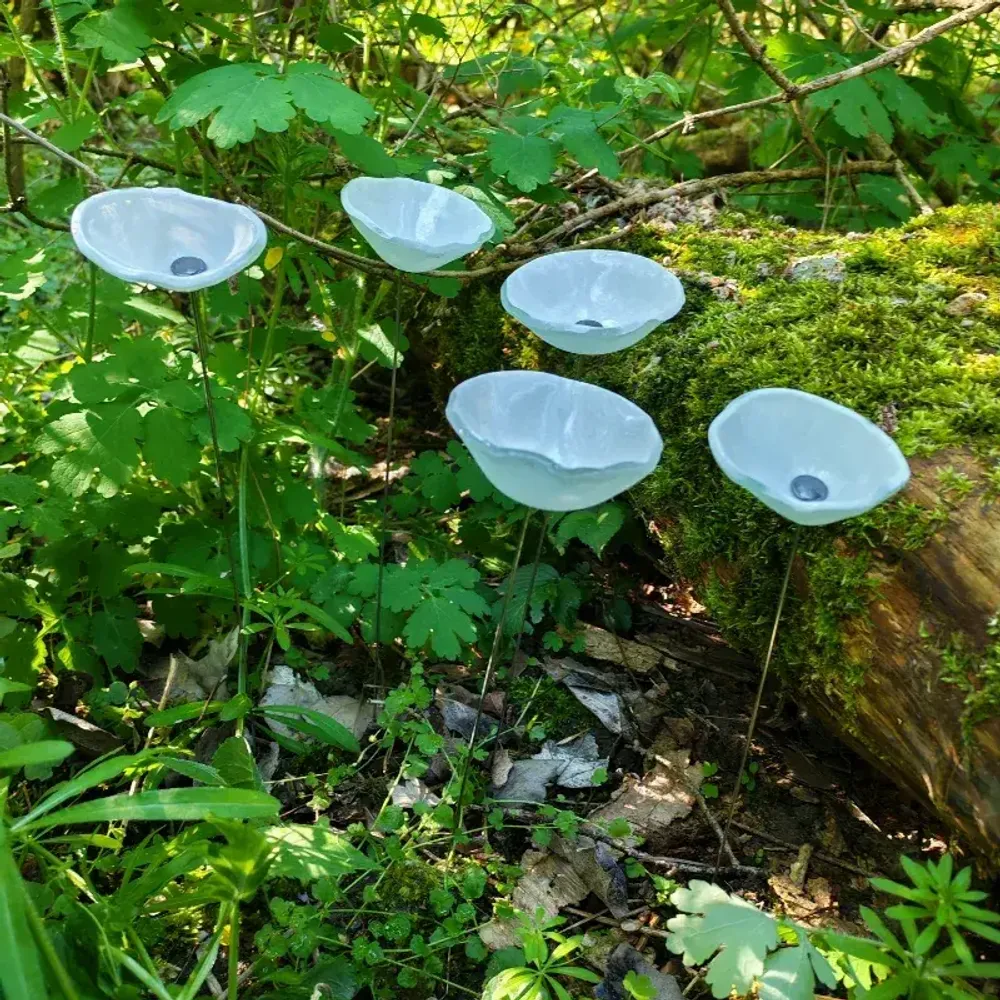 Décorations florales - Fleur de calebasse en verre de taille moyenne pour l'extérieur de couleur blanche avec tige en acier inoxydable de 43 cm. - CARNEOL GLASS