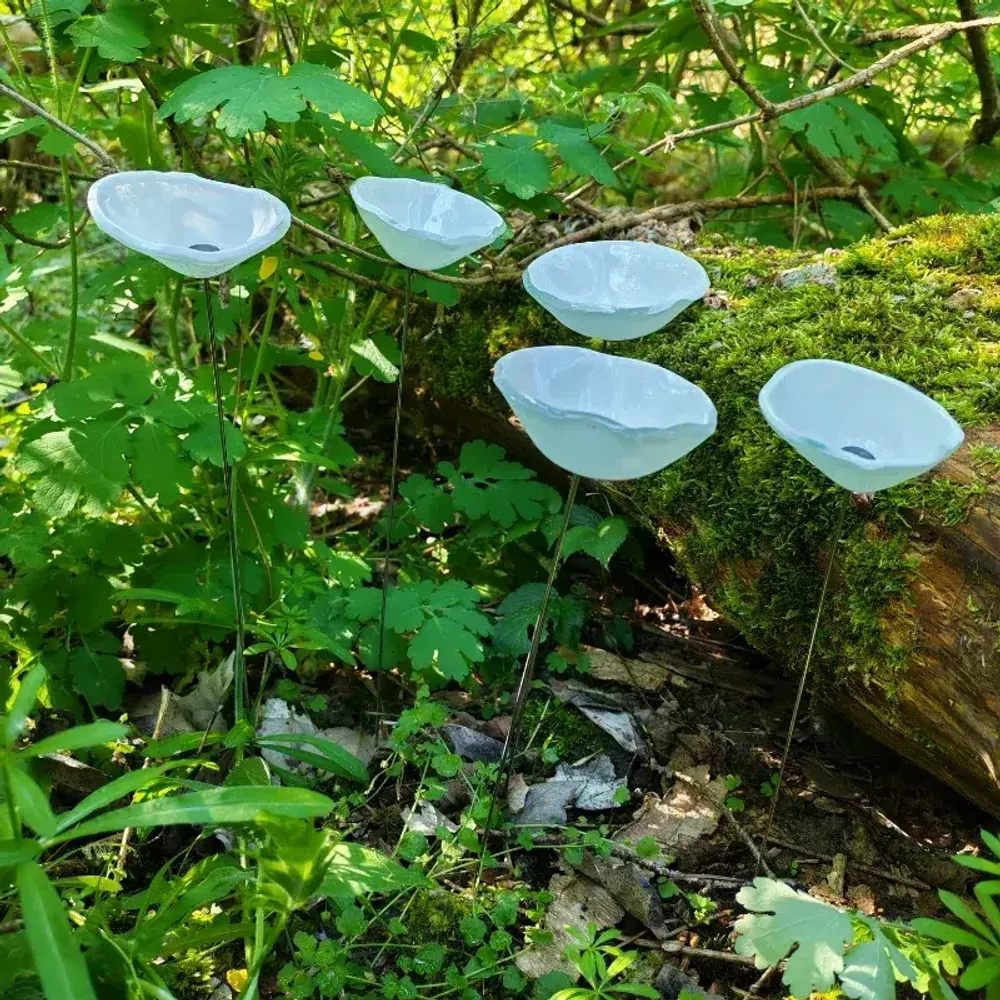 Décorations florales - Fleur de calebasse en verre de taille moyenne pour l'extérieur de couleur blanche avec tige en acier inoxydable de 43 cm. - CARNEOL GLASS