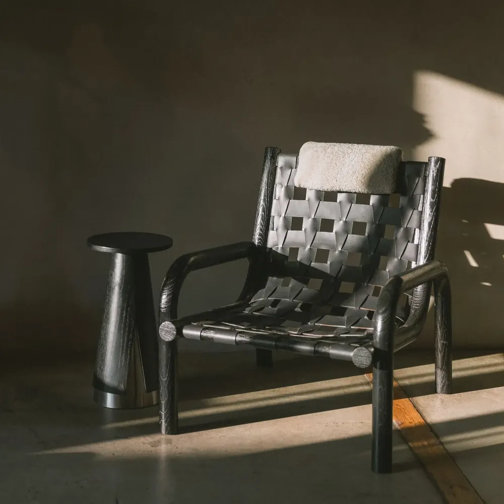 Fauteuils pour collectivités - Fauteuil Ginga assise en cuir, structure chêne massif noir effet sablé - DUISTT