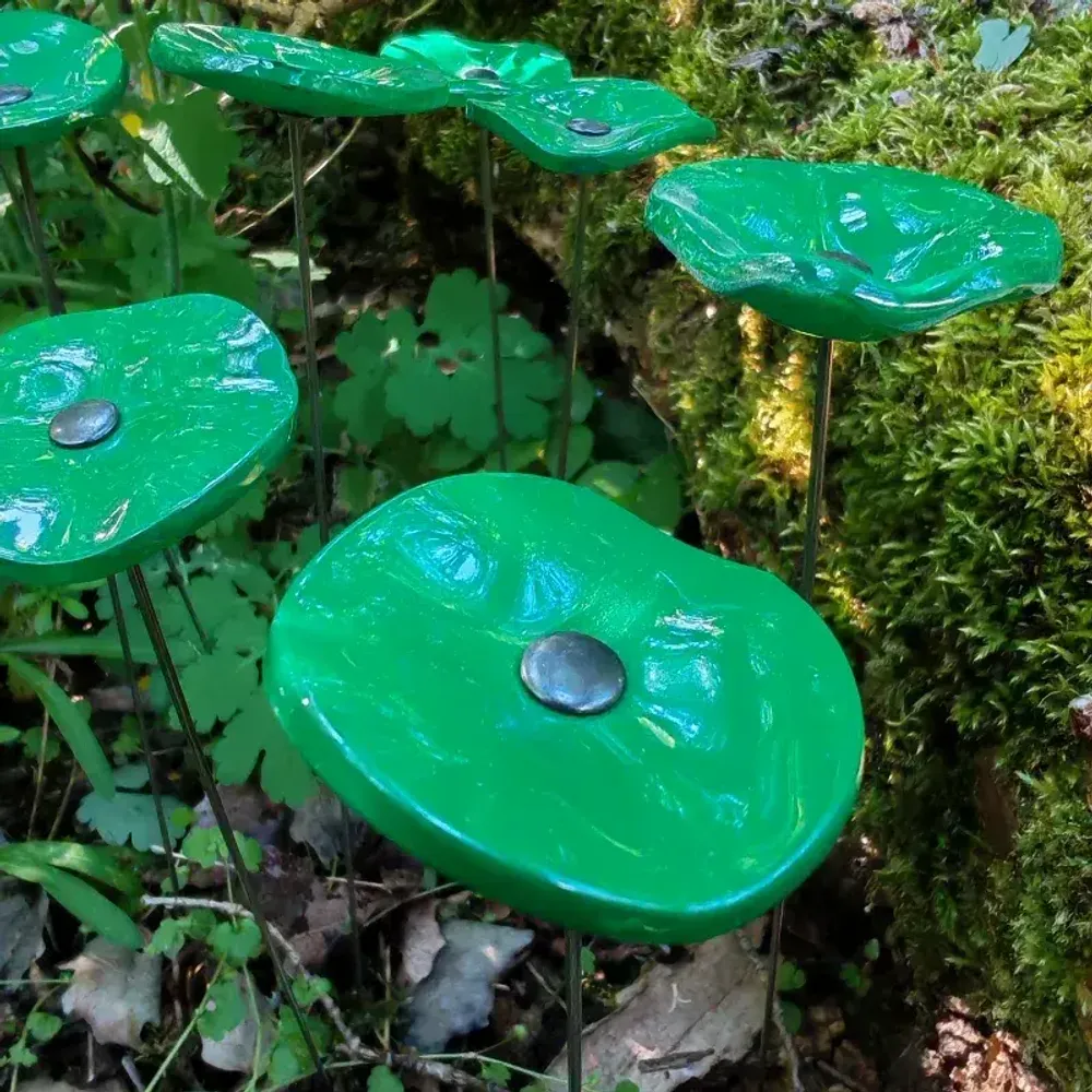 Floral decoration - Round small glass flower for outdoor use in green colour with 43 cm stainless steel stem - CARNEOL GLASS