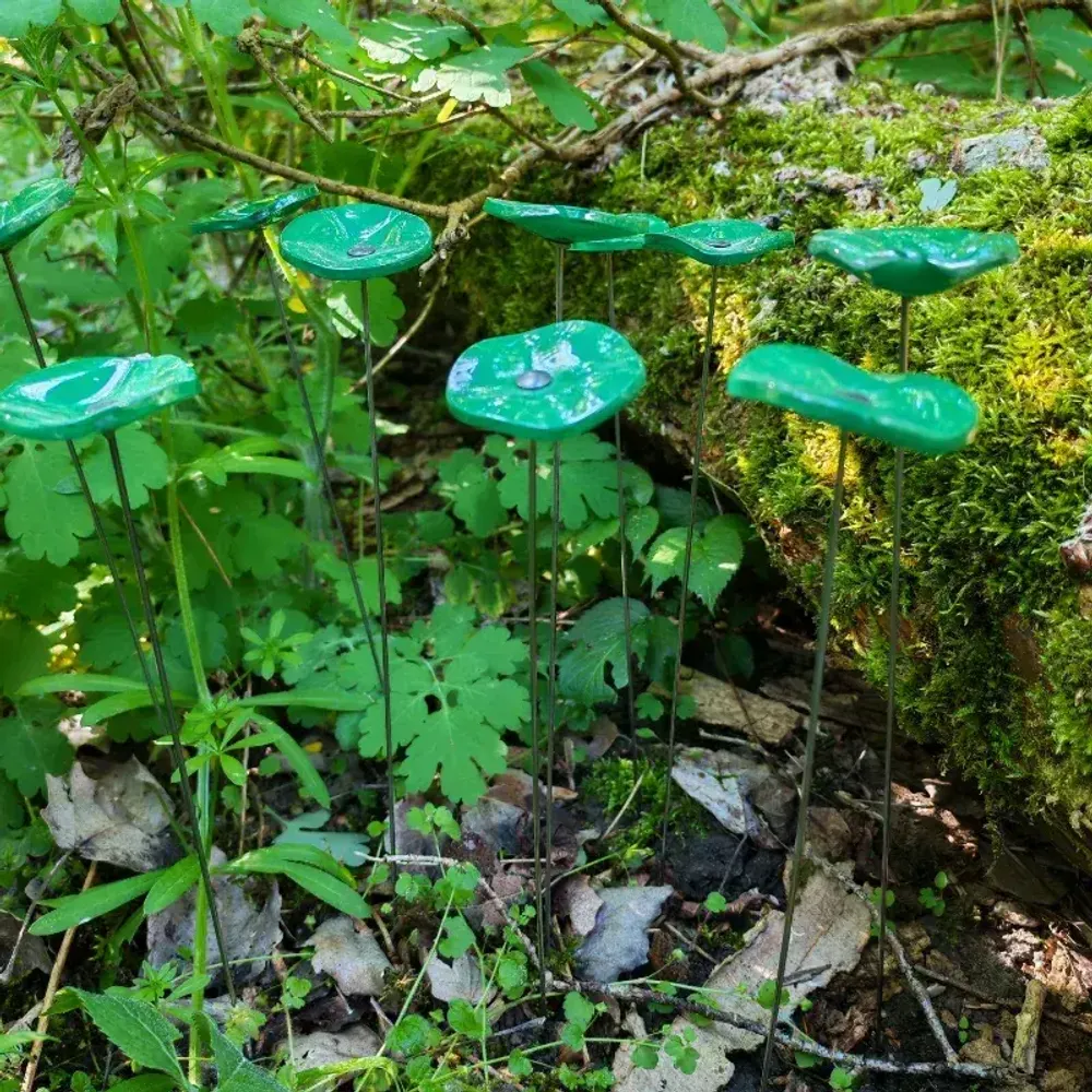 Floral decoration - Round small glass flower for outdoor use in green colour with 43 cm stainless steel stem - CARNEOL GLASS