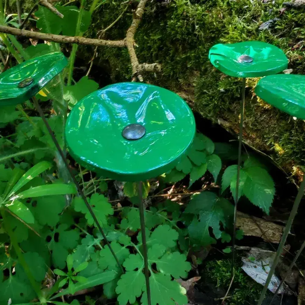 Floral decoration - Round small glass flower for outdoor use in green colour with 43 cm stainless steel stem - CARNEOL GLASS