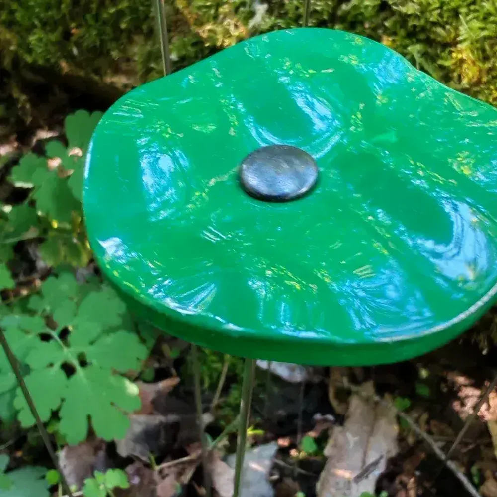 Floral decoration - Round small glass flower for outdoor use in green colour with 43 cm stainless steel stem - CARNEOL GLASS