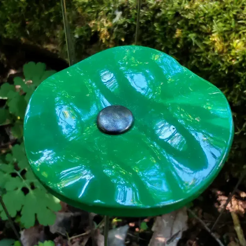 Floral decoration - Round small glass flower for outdoor use in green colour with 43 cm stainless steel stem - CARNEOL GLASS