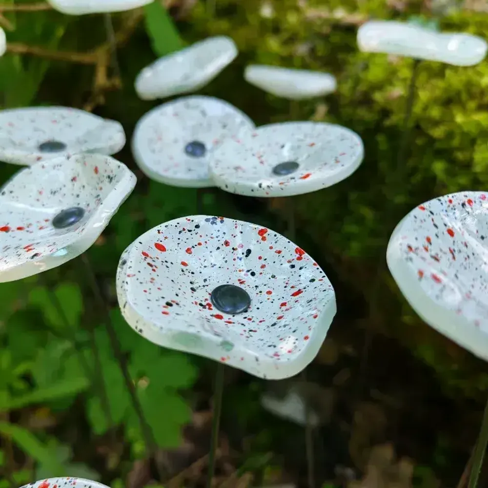 Floral decoration - Round small glass flower for outdoor use in white, red, black - CARNEOL GLASS