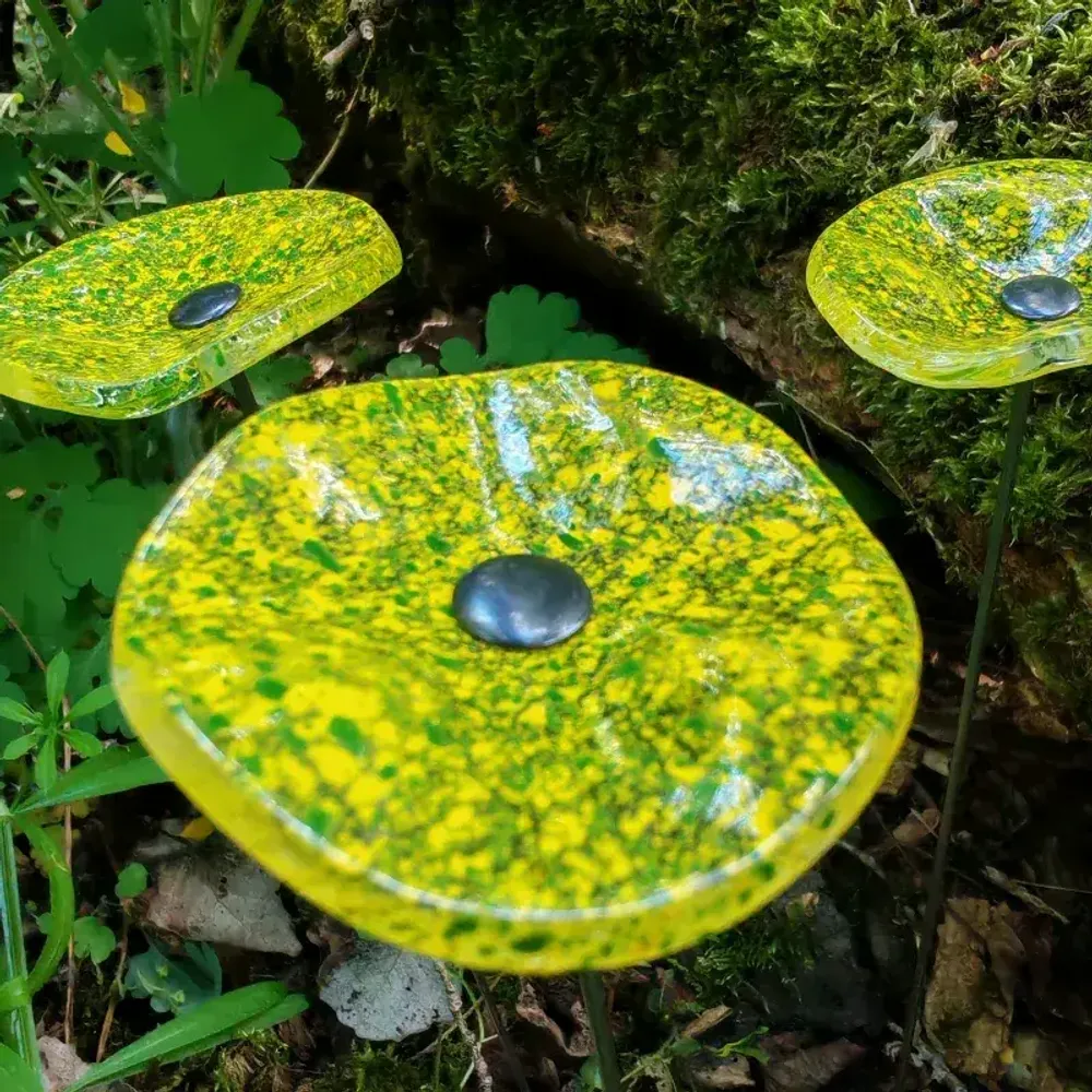 Décorations florales - Petite fleur ronde en verre pour l'extérieur de couleur transparente, vert pomme, jaune avec tige en acier inoxydable de 43 cm - CARNEOL GLASS