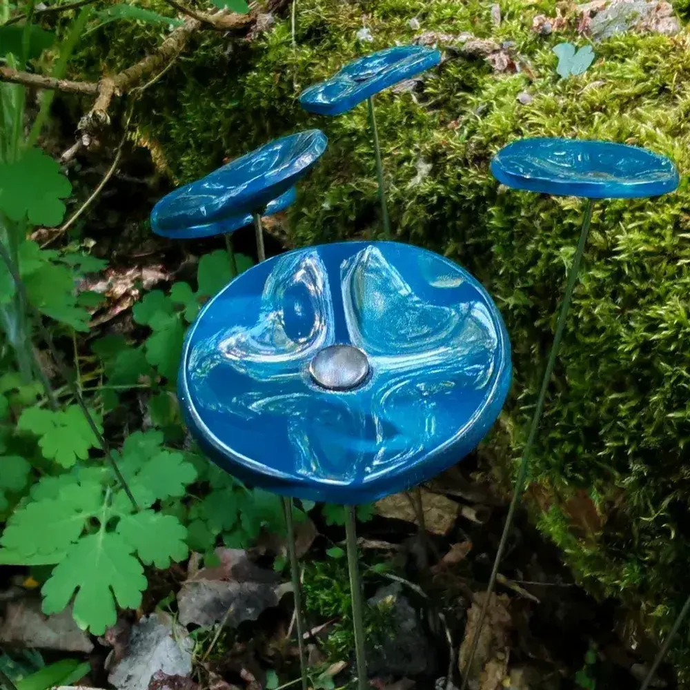 Décorations florales - Petite fleur ronde en verre pour l'extérieur de couleur bleu foncé avec tige en acier inoxydable de 43 cm - CARNEOL GLASS