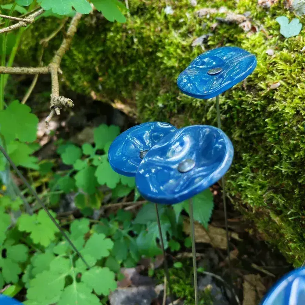 Décorations florales - Petite fleur ronde en verre pour l'extérieur de couleur bleu foncé avec tige en acier inoxydable de 43 cm - CARNEOL GLASS