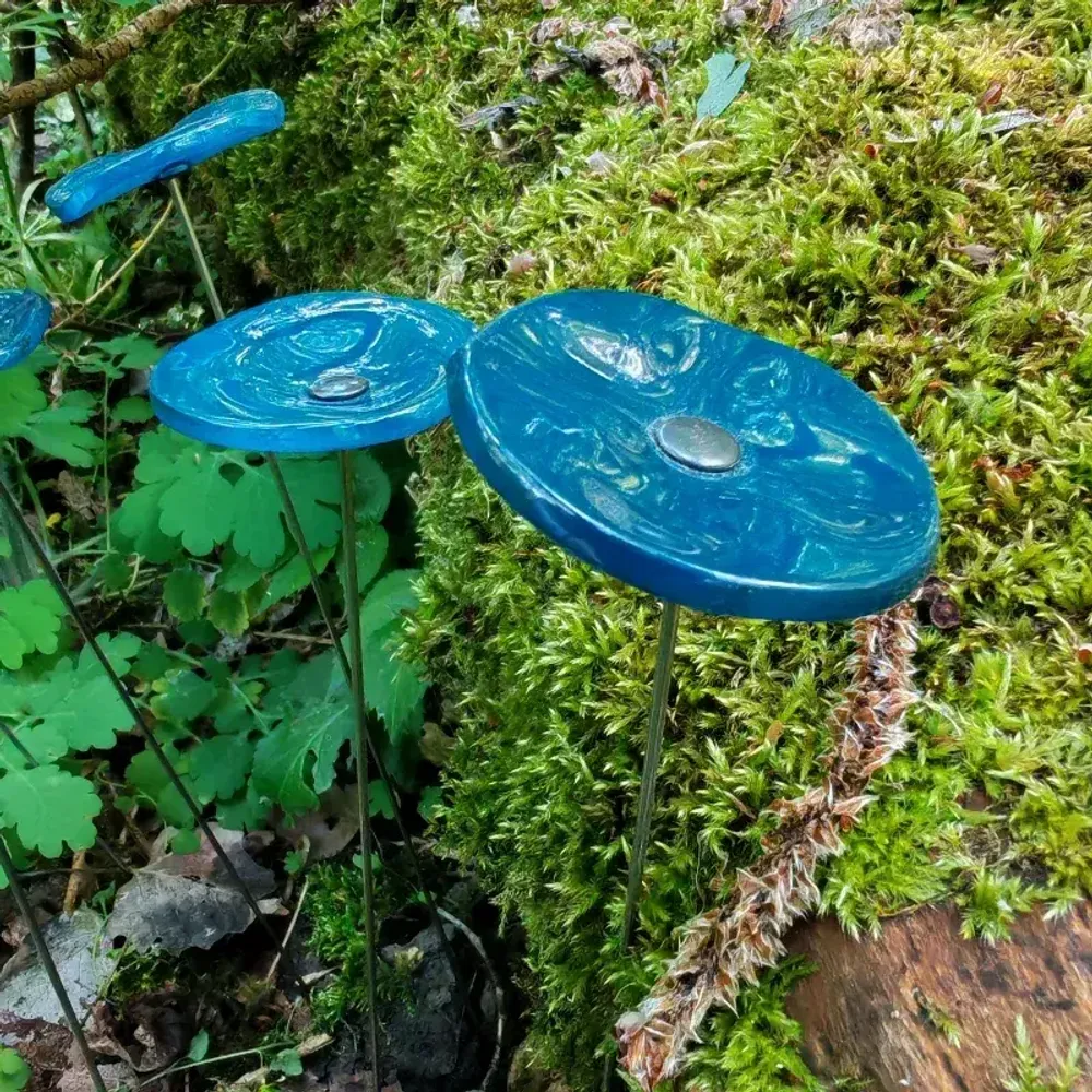 Décorations florales - Petite fleur ronde en verre pour l'extérieur de couleur bleu foncé avec tige en acier inoxydable de 43 cm - CARNEOL GLASS