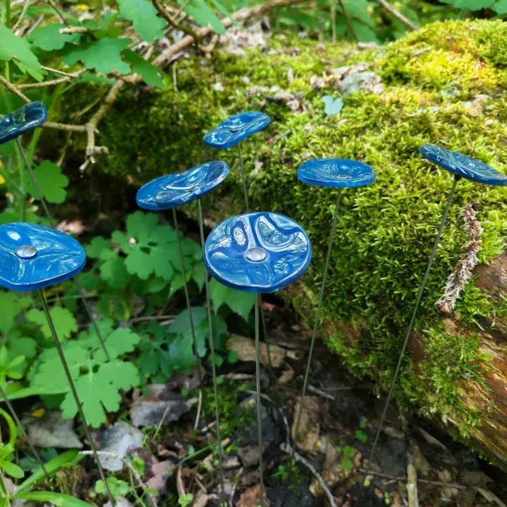 Décorations florales - Petite fleur ronde en verre pour l'extérieur de couleur bleu foncé avec tige en acier inoxydable de 43 cm - CARNEOL GLASS