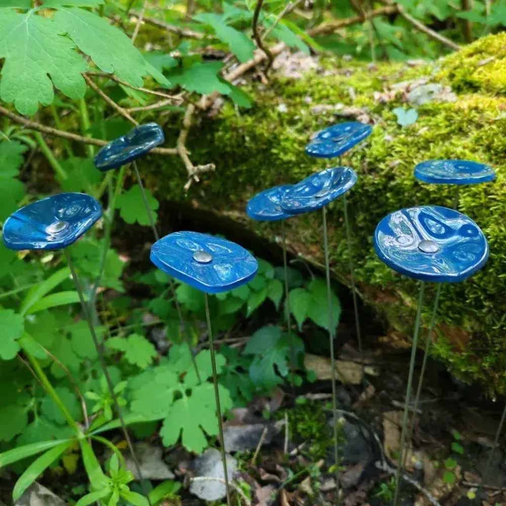 Décorations florales - Petite fleur ronde en verre pour l'extérieur de couleur bleu foncé avec tige en acier inoxydable de 43 cm - CARNEOL GLASS