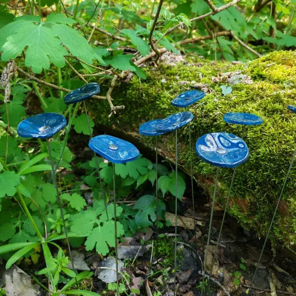 Décorations florales - Petite fleur ronde en verre pour l'extérieur de couleur bleu foncé avec tige en acier inoxydable de 43 cm - CARNEOL GLASS