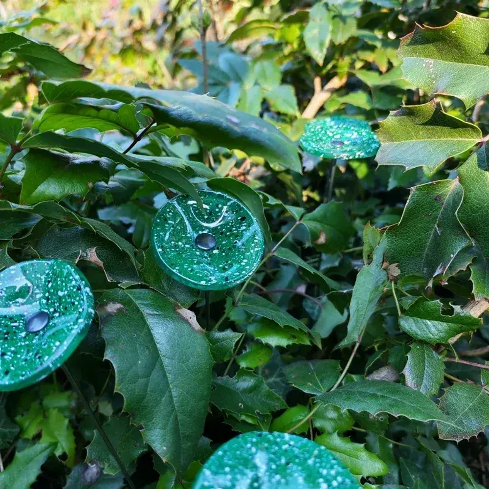 Floral decoration - Round small glass flower for outdoor use in green, dark blue, white colour with 43 cm stainless steel stem - CARNEOL GLASS