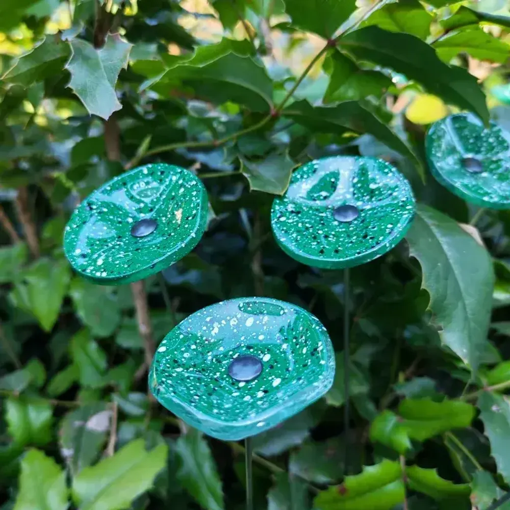 Floral decoration - Round small glass flower for outdoor use in green, dark blue, white colour with 43 cm stainless steel stem - CARNEOL GLASS