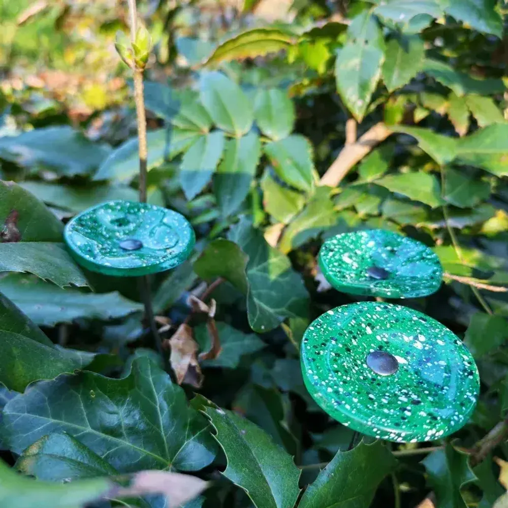 Floral decoration - Round small glass flower for outdoor use in green, dark blue, white colour with 43 cm stainless steel stem - CARNEOL GLASS