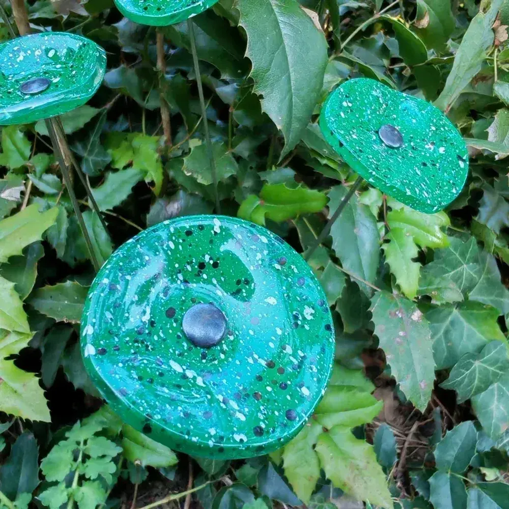 Floral decoration - Round small glass flower for outdoor use in green, dark blue, white colour with 43 cm stainless steel stem - CARNEOL GLASS