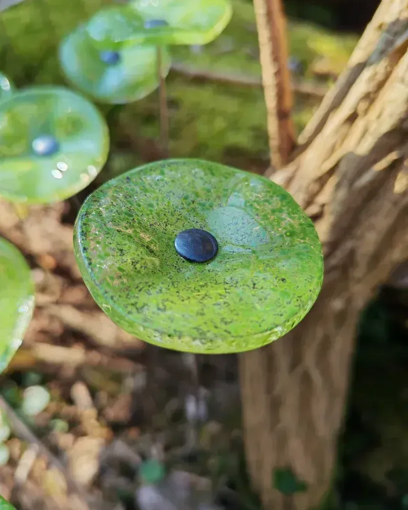 Floral decoration - Round small glass flower for outdoor use in transparent, applegreen colour with 43 cm stainless steel stem - CARNEOL GLASS