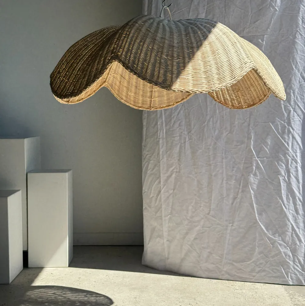 Suspensions - Grande suspension ou abat-jour en rotin de fleur tulipe plate tressée - OFFICE OBJETS