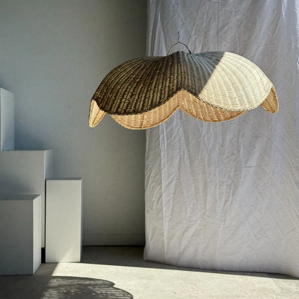 Suspensions - Grande suspension ou abat-jour en rotin de fleur tulipe plate tressée - OFFICE OBJETS
