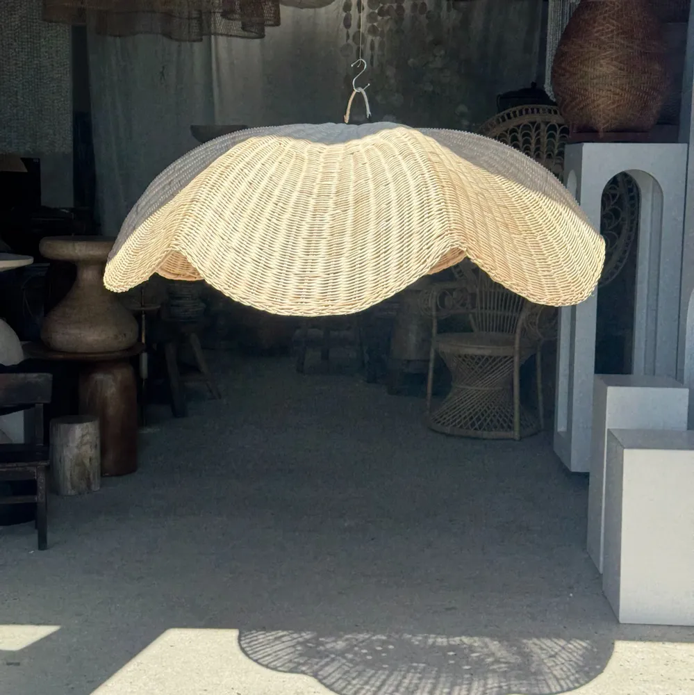 Suspensions - Grande suspension ou abat-jour en rotin de fleur tulipe plate tressée - OFFICE OBJETS