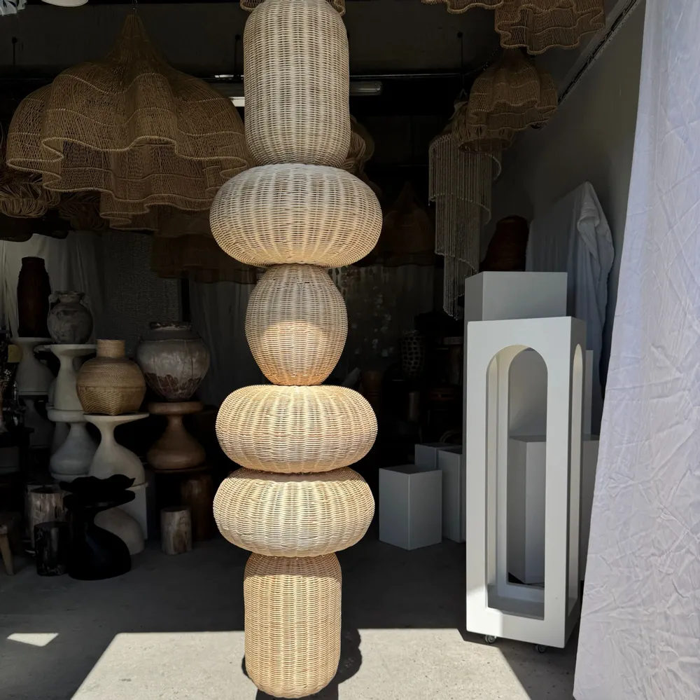 Hanging lights - Immense column suspension, superposition of burping spherical volumes - OFFICE OBJETS