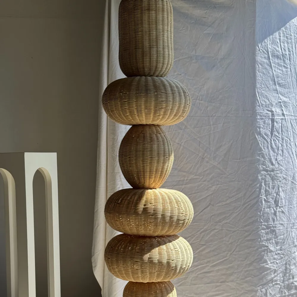 Hanging lights - Immense column suspension, superposition of burping spherical volumes - OFFICE OBJETS