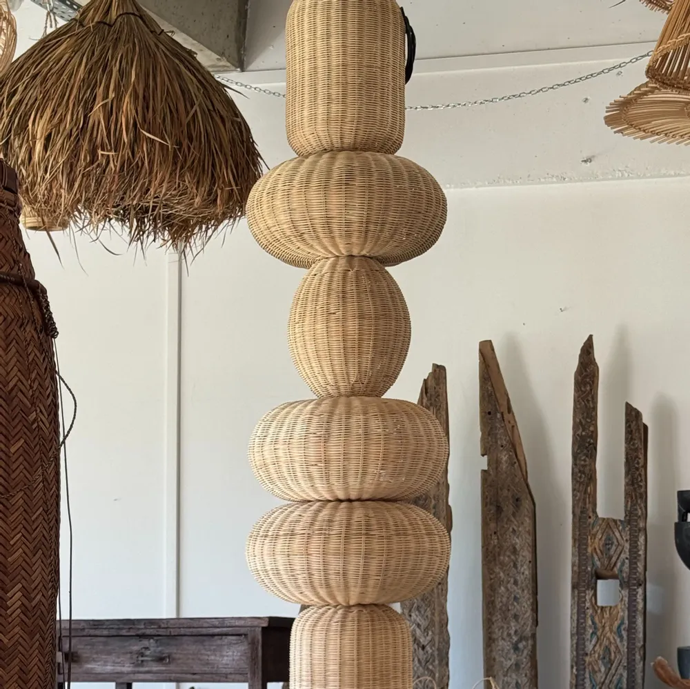 Hanging lights - Immense column suspension, superposition of burping spherical volumes - OFFICE OBJETS