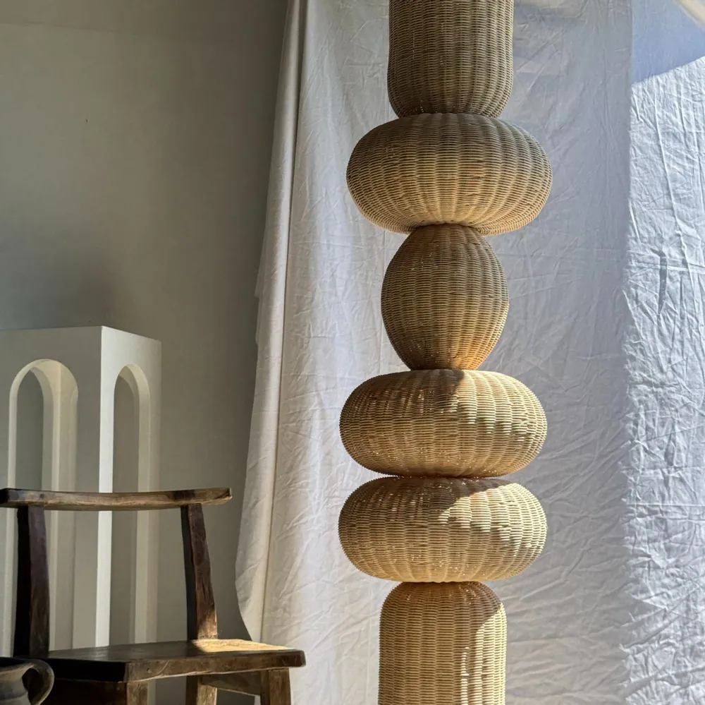 Hanging lights - Immense column suspension, superposition of burping spherical volumes - OFFICE OBJETS