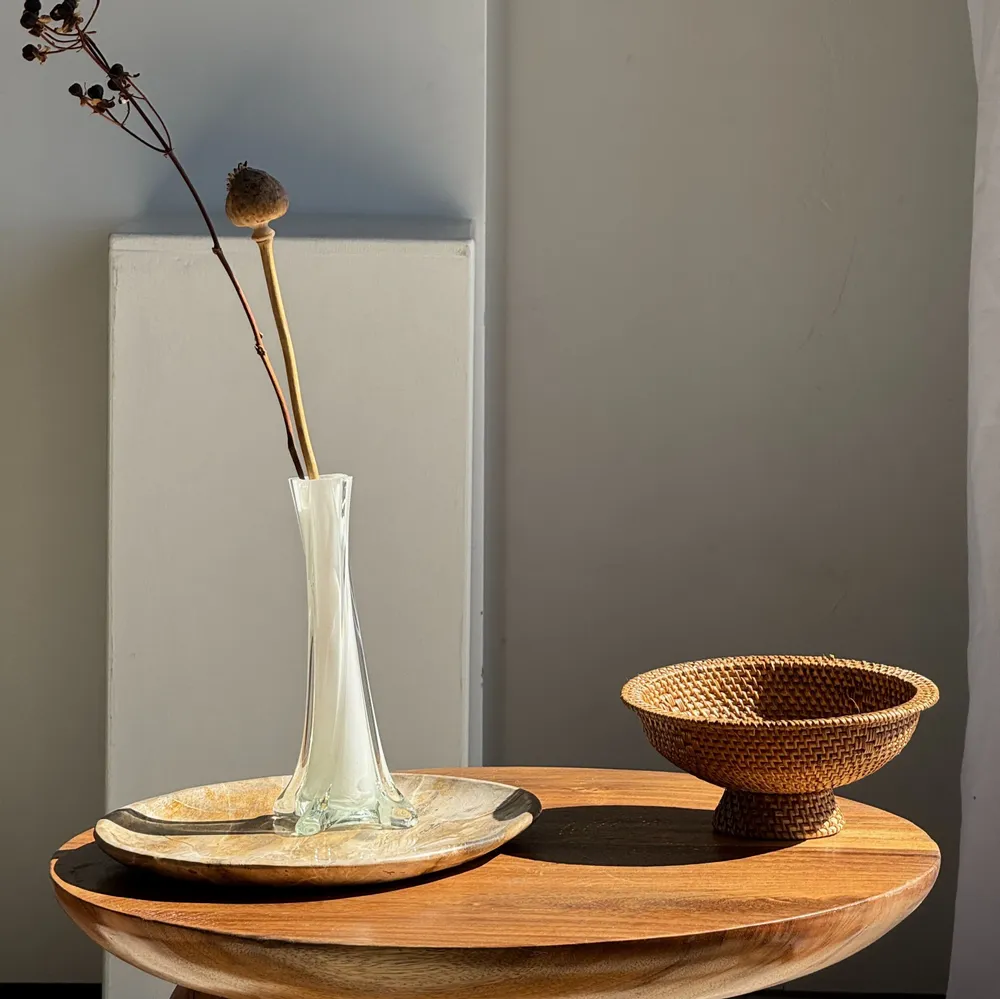 Autres tables  - Table d'appoint en suar massif plateau circulaire pied colonne - OFFICE OBJETS