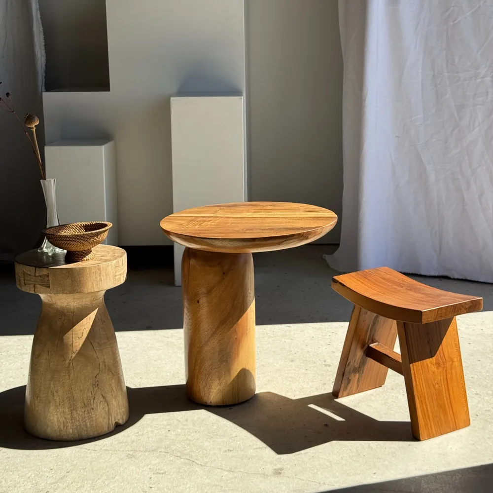Autres tables  - Table d'appoint en suar massif plateau circulaire pied colonne - OFFICE OBJETS