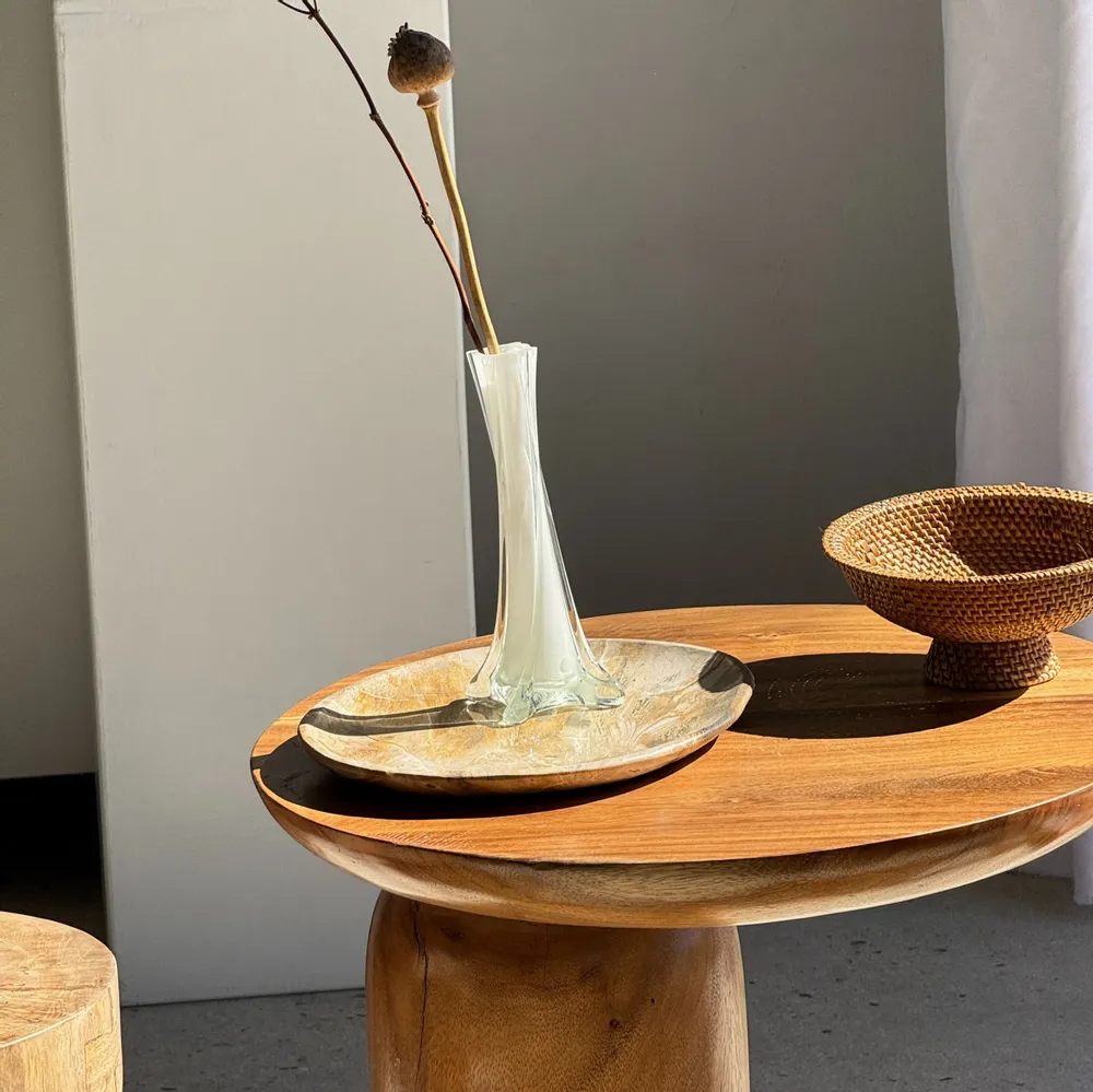 Autres tables  - Table d'appoint en suar massif plateau circulaire pied colonne - OFFICE OBJETS