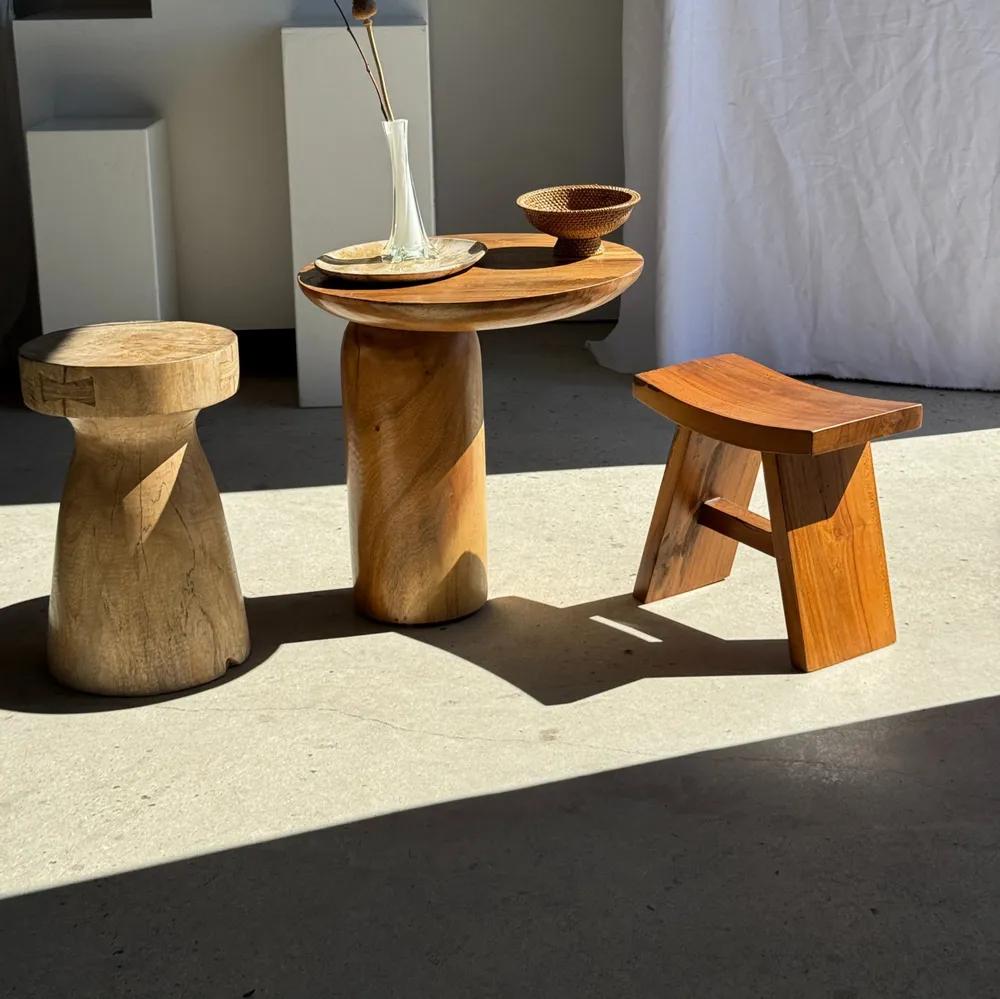 Autres tables  - Table d'appoint en suar massif plateau circulaire pied colonne - OFFICE OBJETS