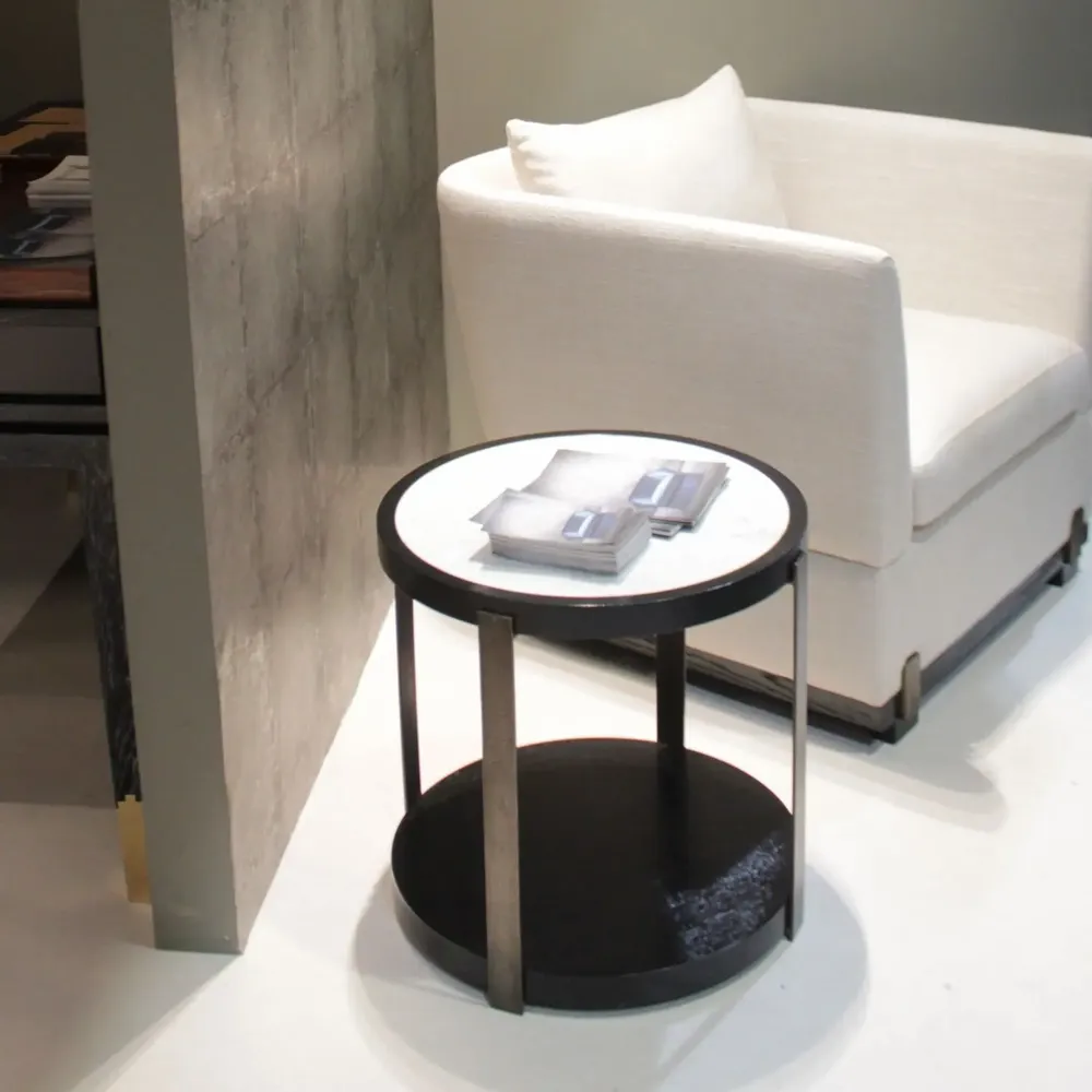 Tables pour hôtels - Ida Table d'appoint ronde, plateau marbre, pieds en bronze sculpté - DUISTT