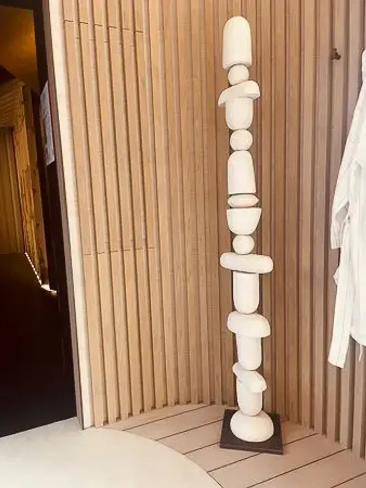 Design objects - Vertical totem sculpture in white. - STUDIO WILD ORANGE