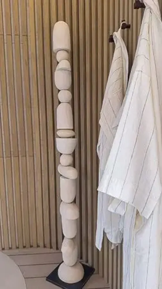 Design objects - Vertical totem sculpture in white. - STUDIO WILD ORANGE