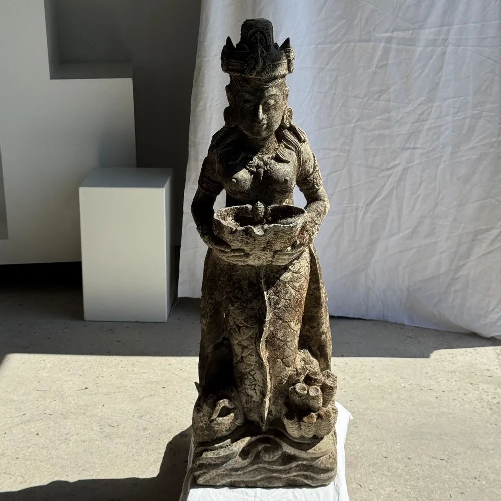 Sculptures, statuettes and miniatures - Large traditional Indonesian sculpture of a goddess with a shell - OFFICE OBJETS