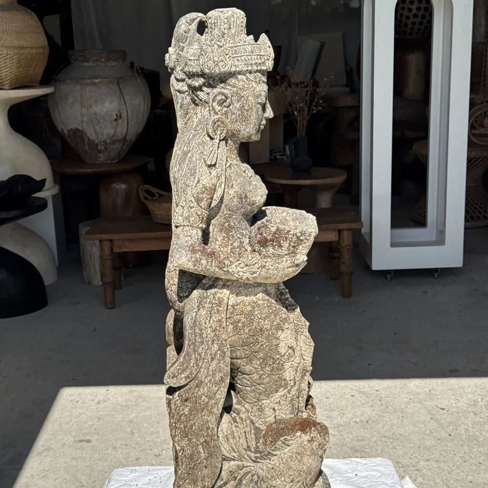 Sculptures, statuettes and miniatures - Large traditional Indonesian sculpture of a goddess with a shell - OFFICE OBJETS