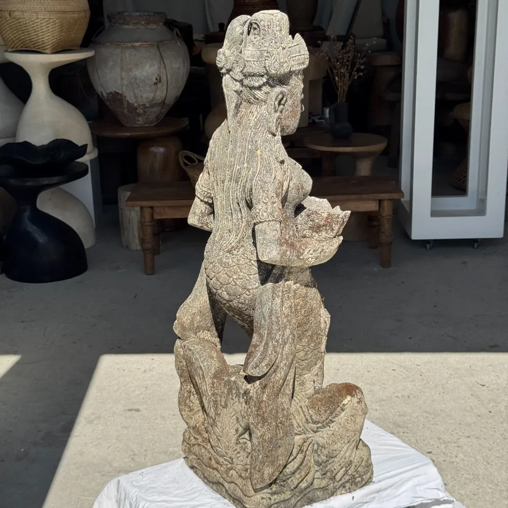 Sculptures, statuettes and miniatures - Large traditional Indonesian sculpture of a goddess with a shell - OFFICE OBJETS